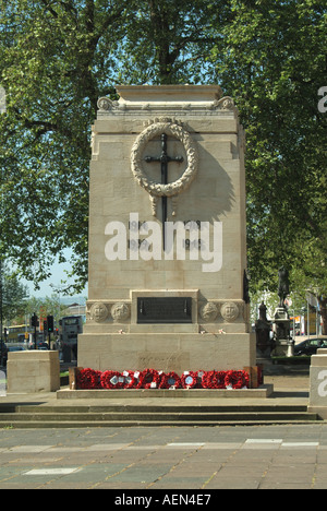 Ghirlande di papavero rosso alla luce del sole sul memoriale di guerra di Bristol Cenotafh Costruito da conci di pietra calcarea shelly, un edificio classificato nel 1932 a sud Inghilterra occidentale Regno Unito Foto Stock