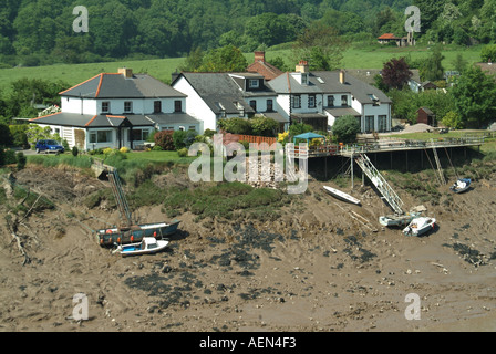 Chepstow fiume Wye a bassa marea che mostra esposta fango banche accanto a riverside abitazioni Foto Stock