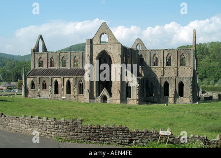 Tintern Abbey rovine del monastero nella valle del Wye, il Welsh banca del fiume Wye Monmouthshire Wales UK Foto Stock