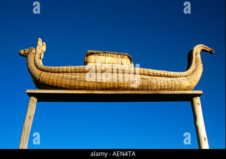 Modello di Uro Indian totora barca reed nei giardini dell'Hotel Posada del Inca, Puno, Perù Foto Stock