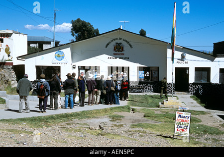 La gente in coda fuori Kasani ufficio immigrazione sul lato Boliviano di confine tra Perù e Bolivia Foto Stock