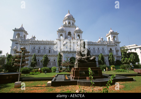 India Andhra Pradesh Hyderabad Gandhi statua al di fuori del Legislatore dello Stato Foto Stock