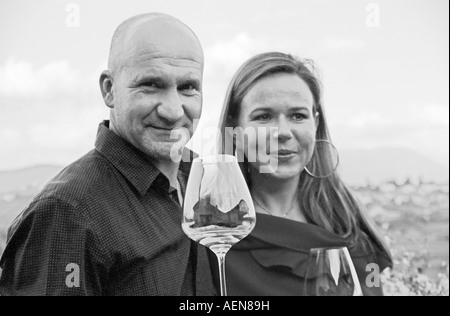 Il proprietario e il winemaker Ales Kristancic a cantina Movia, con sua moglie. Brda, regione vinicola del litorale, Slovenia Foto Stock