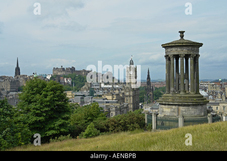 La visualizzazione classica del centro di Edimburgo dal Calton Hill con Dugald Stewart Memorial a destra Foto Stock