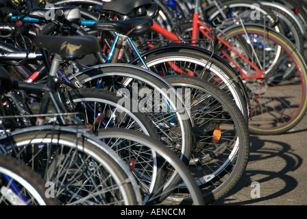 Una selezione di cicli e moto parcheggiata in un bike stand in Oxford city centre Foto Stock