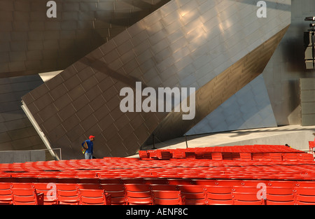 Una schiera di sedie rosse al Millennium Park di Chicago Foto Stock