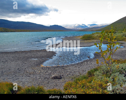 Il lago sul valdresflya durante la rotazione delle stagioni / estate indiana, Valdresflya, Jotunheimen, Norvegia Foto Stock