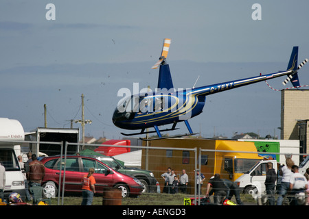 Blue Robinson R44 Raven 2 II tenuto fuori dal circuito Kirkistown contea di Down Foto Stock