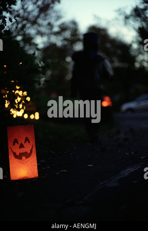 Un ragazzo giovane teste fuori a Dolcetto o scherzetto di Halloween. Foto Stock