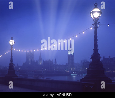 GB - LONDRA: Westminster visto da South Bank di notte Foto Stock