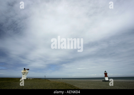Punto di Ayre sirena antinebbia e piccolo faro con enfasi sulla big blue sky con whispy nuvole bianche Isola di Man IOM Foto Stock