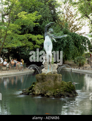 Avignone, Petit Palais, Brunnen im Park auf dem Rocher des Doms Foto Stock