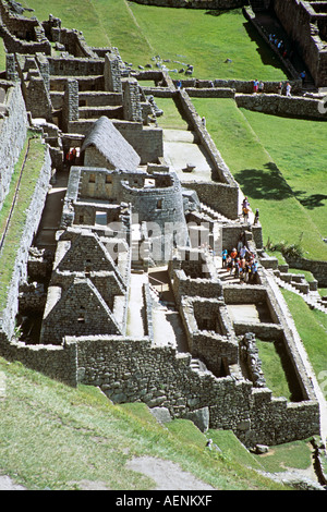 Guardando verso il basso su rovine Inca, tra cui il Tempio del Sole , a base di Huayna Picchu, Machu Picchu, Perù Foto Stock