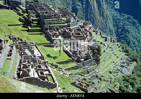 Machu Picchu rovine Inca e terrazze a base di Huayna Picchu, Machu Picchu, Perù Foto Stock