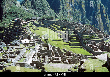 Machu Picchu rovine Inca e terrazze a base di Huayna Picchu, Machu Picchu, Perù Foto Stock