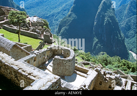 Guardando verso il basso sopra il tempio del sole , e rovine Inca, a base di Huayna Picchu, Machu Picchu, Perù Foto Stock