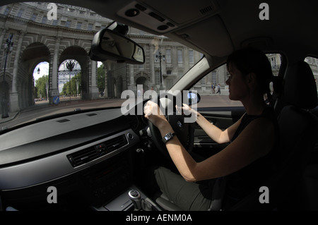 Interior BMW 3 Series 2005 auto donna donne driver driver Londra REGNO UNITO Inghilterra Foto Stock