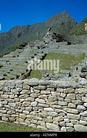 Terrazze sul fianco della montagna, ed asciugare il muro di pietra, Machu Picchu, Perù Foto Stock