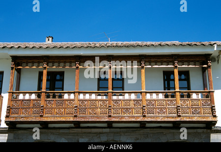 Tipico in legno intagliato balcone in Plaza de Armas, Cusco, Perù Foto Stock