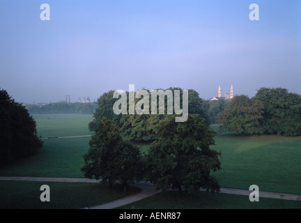 München, Englischer Garten Blick vom Monopteros auf die Stadt Foto Stock