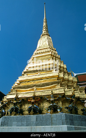 Guardiano mitico demoni sostenere golden Chedi, il Grand Palace, Bangkok, Thailandia Foto Stock