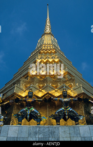 Guardiano mitico demoni sostenere golden Chedi, il Grand Palace, Bangkok, Thailandia Foto Stock