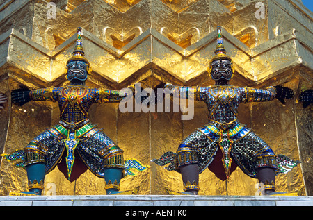 Guardiano mitico demoni sostenere golden Chedi, il Grand Palace, Bangkok, Thailandia Foto Stock