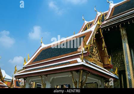 Tetto colorato di edificio in Grand Palace complesso, Bangkok, Thailandia Foto Stock