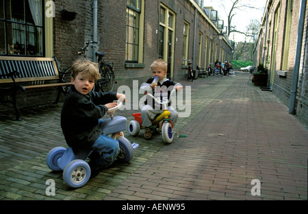 Utrecht bambini che giocano nella Kockstraat Foto Stock