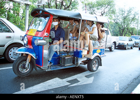 Affollato di tuk tuk che porta sei passeggeri, Bangkok, Thailandia Foto Stock