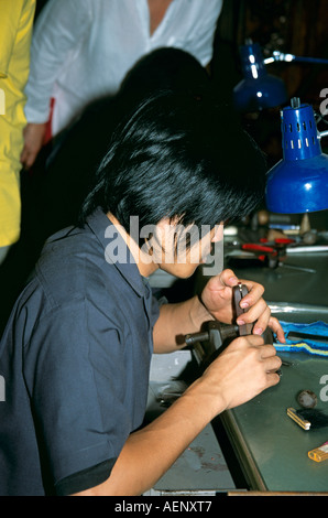 L'uomo la fabbricazione di gioielli, Royal Lapidary Company, Bangkok, Thailandia Foto Stock