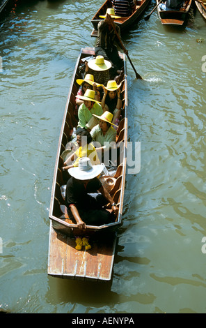 Passeggeri in barca, Mercato Galleggiante di Damnoen Saduak, la provincia Ratchaburi, vicino a Bangkok, in Thailandia Foto Stock