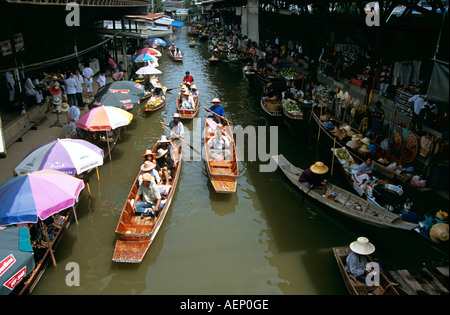 Molte barche Mercato Galleggiante di Damnoen Saduak, la provincia Ratchaburi, vicino a Bangkok, in Thailandia Foto Stock