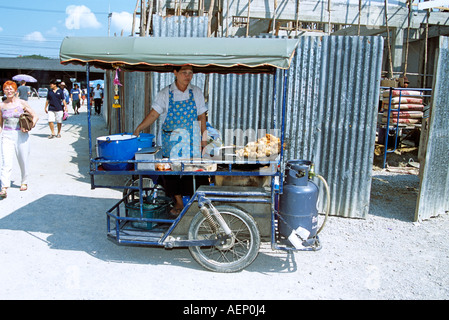 Pressione di stallo di cibo, Damnoen Saduak, la provincia Ratchaburi, vicino a Bangkok, in Thailandia Foto Stock