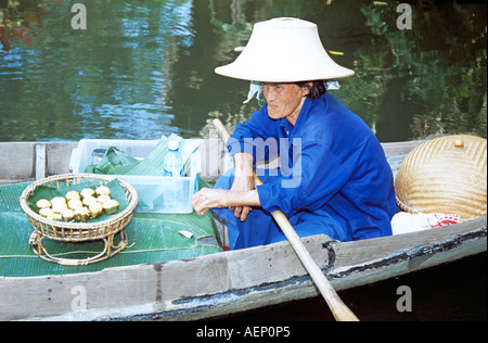 Signora seduta in una barca, Riverside Giardino di Rose, Sampran Nakorn Pathom, vicino a Bangkok, in Thailandia Foto Stock