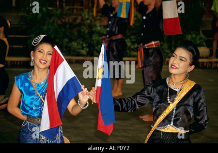 Due donne tenendo bandiere, Riverside Giardino di Rose, Sampran Nakorn Pathom, vicino a Bangkok, in Thailandia Foto Stock