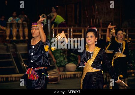 Maschio e femmina di ballerini, Riverside Giardino di Rose, Sampran Nakorn Pathom, vicino a Bangkok, in Thailandia Foto Stock