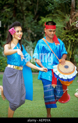 Maschio e femmina di ballerini, Riverside Giardino di Rose, Sampran Nakorn Pathom, vicino a Bangkok, in Thailandia Foto Stock