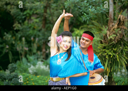 Maschio e femmina di ballerini, Riverside Giardino di Rose, Sampran Nakorn Pathom, vicino a Bangkok, in Thailandia Foto Stock