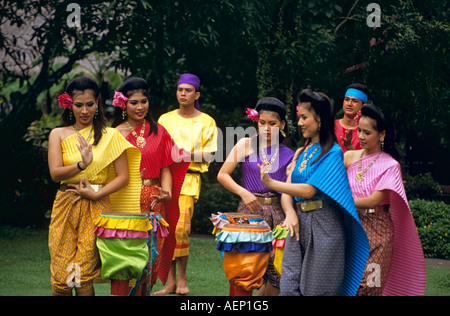 Gruppo di ballerini, Riverside Giardino di Rose, Sampran Nakorn Pathom, vicino a Bangkok, in Thailandia Foto Stock