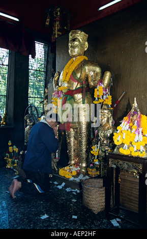 Adoratore di pregare, San Phra Kan Santuario, Lopburi, Thailandia Foto Stock