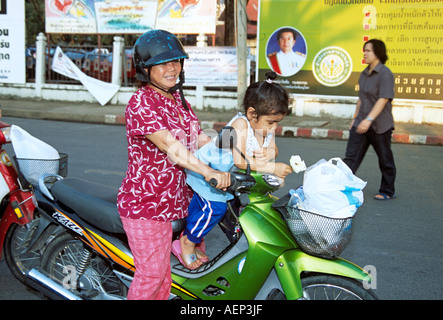 Madre e figlia seduti sulla moto, Phitsanulokb, Thailandia Foto Stock