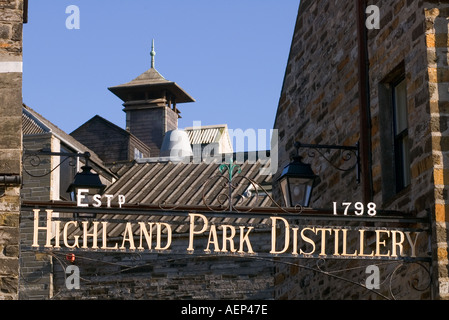 dh Highland Park Distillery KIRKWALL ORKNEY distillerie scozzesi whisky di malto Distilleria segno forno camino Scozia whiskey Foto Stock