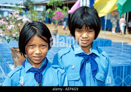 La scuola dei bambini che presentano in corrispondenza della loro scuola, Kamphaeng Phet, Thailandia Foto Stock