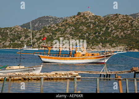 Una barca sailning vicino al porto di Ucagiz villaggio davanti Kekova island, Turchia Foto Stock