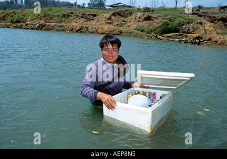 L'uomo la vendita di bevande in fiume Mae Ping, Mae Ping, vicino a Chiang Mai, Thailandia Foto Stock