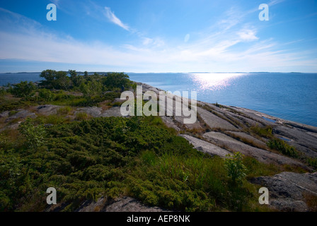 Il caldo sole del pomeriggio si riflette nel Mar Baltico da Angödrommen, uno dei 24.000 isole dell'arcipelago di Stoccolma Svezia Foto Stock