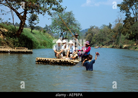 La madre e il figlio vendono artigianato in fiume Mae Ping, Mae Ping, vicino a Chiang Mai, Thailandia Foto Stock