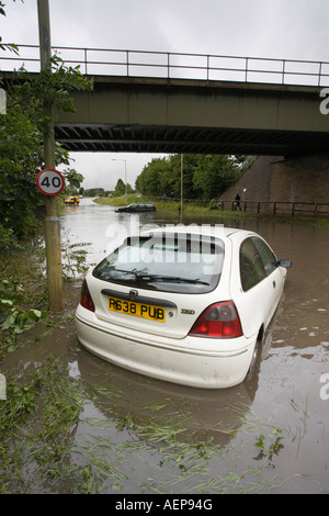 Le acque di esondazione & sunken auto in Stroud durante le difficili condizioni atmosferiche di giugno 2007, REGNO UNITO Foto Stock