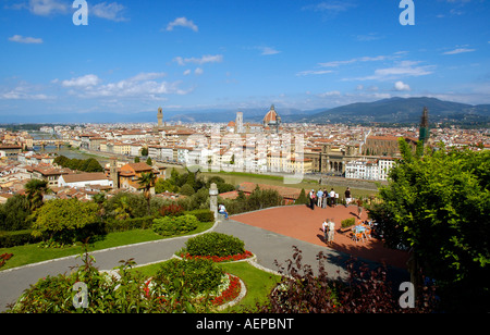 Un panorama sullo skyline di Firenze vista dal Piazzale Michelangelo e dal centro città Ponte Vecchio Duomo Foto Stock